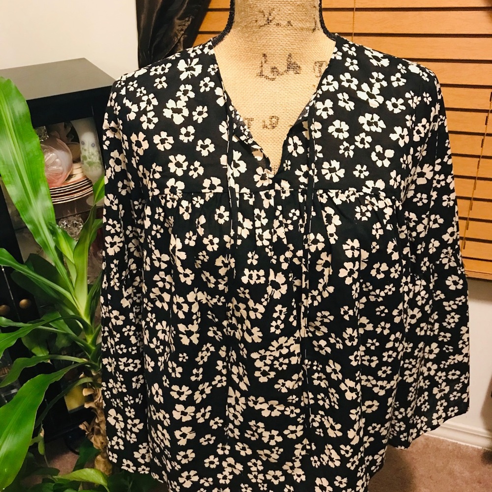 SOLD $20🌸 Hippy style shirt